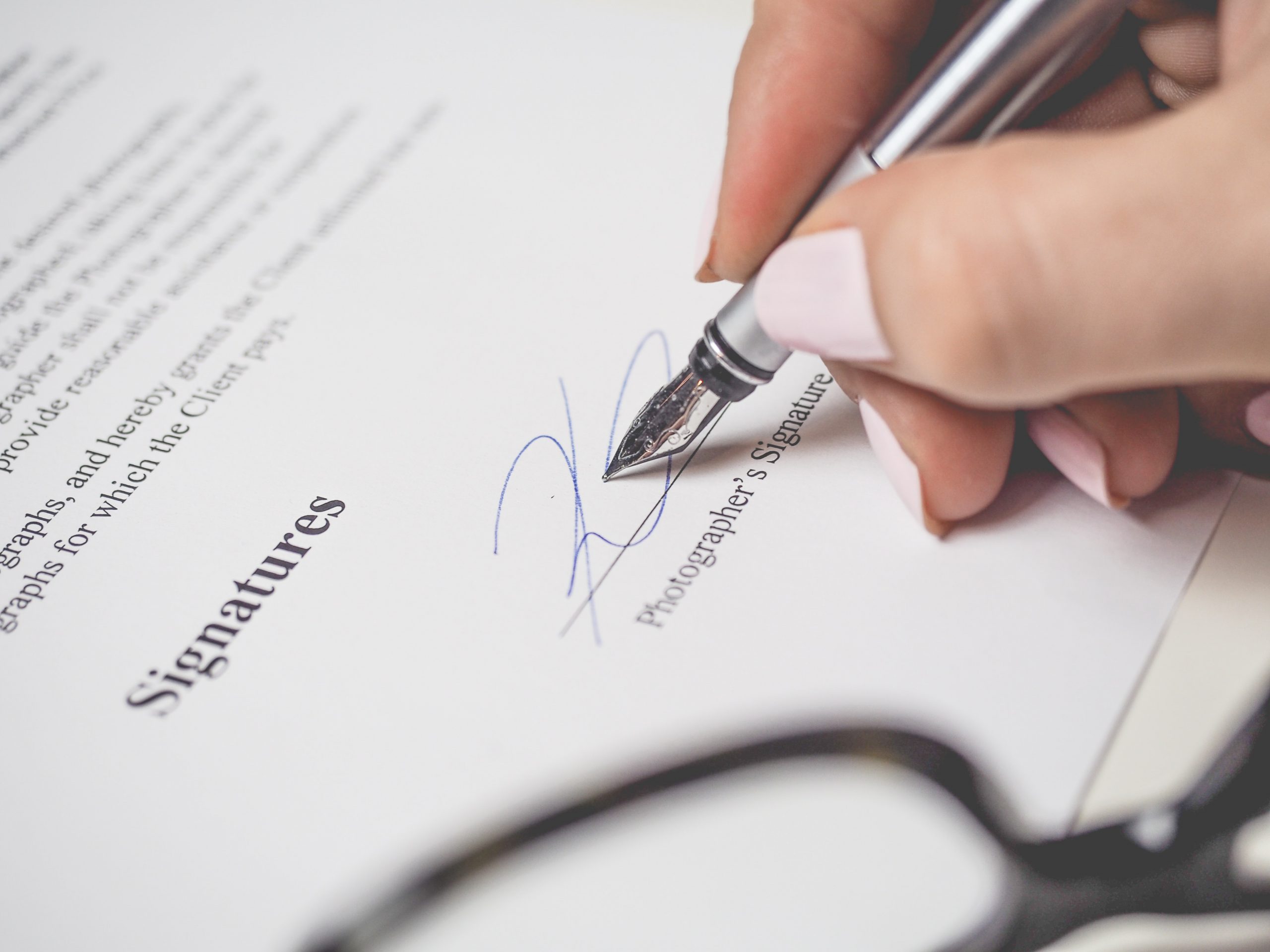 contrat-influenceur-VND-scaled
